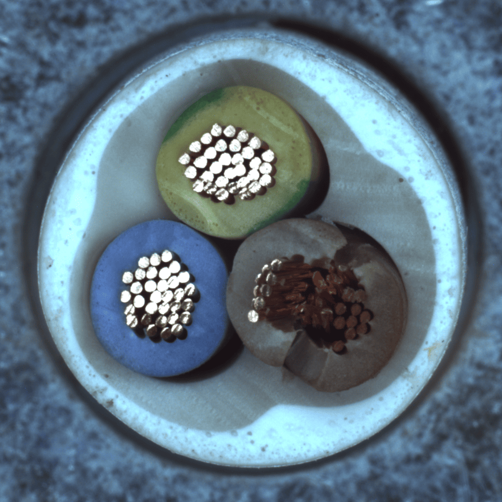 /lukas/bachelor-thesis/raw/commit/020a8c4789493232e7b6445454655bb120b0971b/rsc/mvtec/cable/cut_inner_insulation_example.png